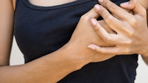 درمان خارش سینه قبل از پریود