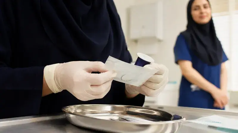نخ بخیه جذبی زایمان طبیعی که به مرور جذب بدن می‌شود